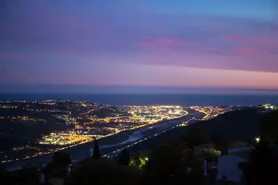 Image de T2 de 45 m2  avec piscine, 15 mn de Nice, 2 / 4 personnes. Vue mer 180°