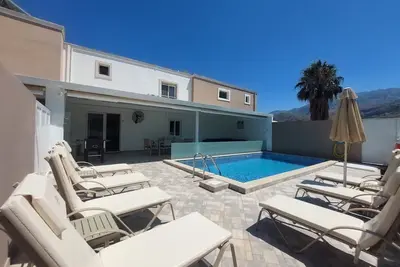 Image de Villa Oniro à distance de marche de la plage et du centre de Georgioupolis