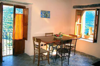 Image de Maison typique dans le centre historique de Calabrese, Culture, Mer, Montagnes, Histoire
