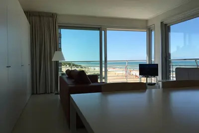 Lumineux, appartement moderne avec vue sur la mer