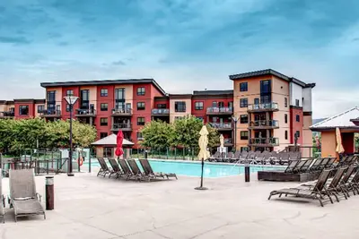 Image de Offres de juin 2020! Belle Lakeview 1 Bedrm & Den. Piscine et proche de la plage