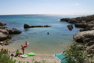 Image de villa proche de la mer et de la ville.