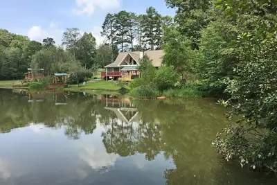 Image de Maison de campagne sur un étang rempli à Blanche Manor Horse Ranch (6-12 personnes)
