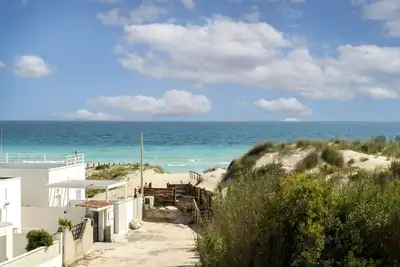 Image de Maison sur la plage à Torre Lapillo, derrière les dunes de sable