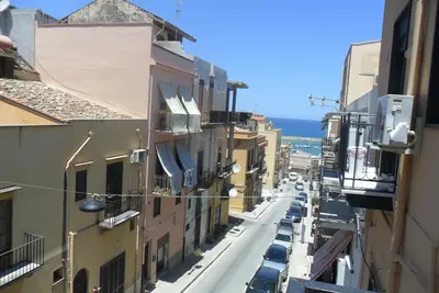 Image de Appartement dans le centre historique avec air conditionné, serviettes et draps