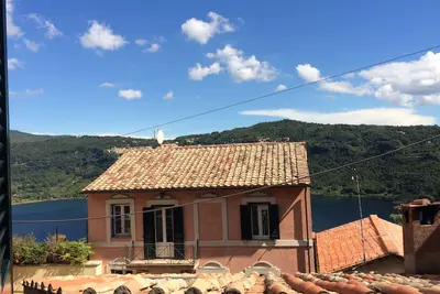 Image de Genzano di Roma, vue sur le lac depuis l'ancien village.
