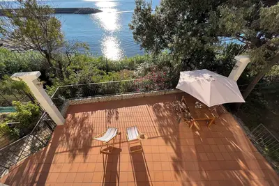 Image de Terrasse d'aube sur la mer, maison sur la mer