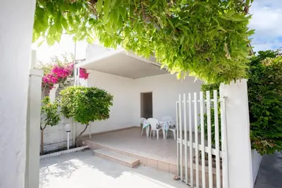 Image de Maison avec jardin dans le centre de Torre Lapillo, à 200 mètres de la plage