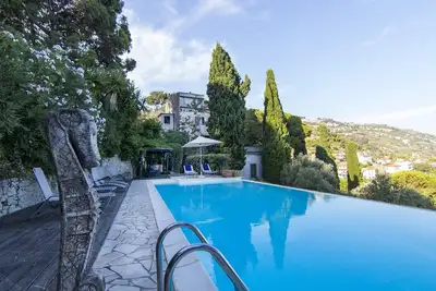 Image de Villa historique avec vue mer et piscine