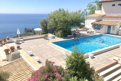 Image de Grande terrasse avec vue sur la mer, 2 chambres, une connexion Wi-Fi et une piscine