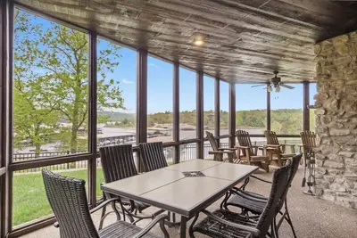 Image de Luxe Lakefront Lodge ~ Services gratuits ~ Piscine ÉNORME ~ Dock ~ Kayaks ~ 2km à Sdc ~ MiniGolf