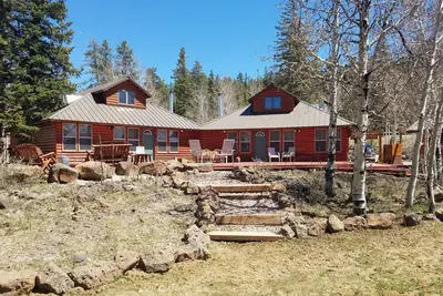 Image de Aspen View Cottage # 2, 1 o 3 cabines côte à côte, capacité totale de 30 personnes