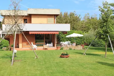 Image de Villa avec beau jardin et vue verdoyante, près de la plage de Punta Ala