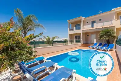 Villa proche de la plage de Galé avec piscine et décorée avec goût