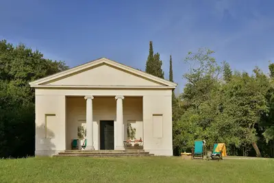 Image de Un rêve néoclassique au milieu d'un parc privé