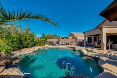 Image de La vie en plein air à son meilleur! Maison de 3 chambres, 2 salles de bain avec piscine, spa, foyer