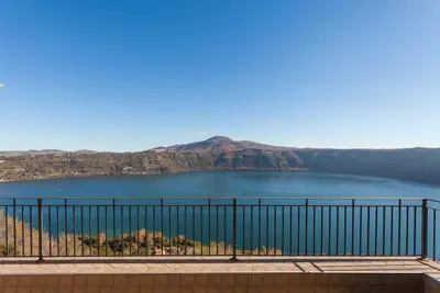 Image de Casa Lucia vue sur le lac de Castel Gandolfo