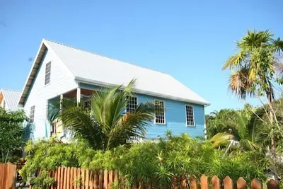 Image de Pas votre maison ordinaire avec piscine! 3 Bdrm + Loft, 2 Bath Home