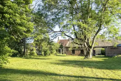 Image de A 50mn de Paris face à une chapelle du 15ème siècle,