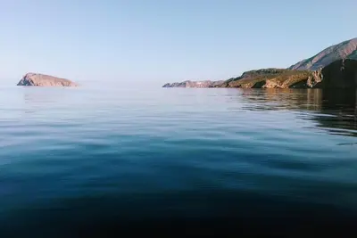 Image de ΑΠΕΡΙΟΡΙΣΤΗ ΘΕΑ ΣΕ ΘΑΛΑΣΣΑ ΚΑΙ ΒΟΥΝΟ ΦΙΛΙΚΟ ΠΡΟς ΤΗΝ ΟΙΚΟΓΕΝΕΙΑ