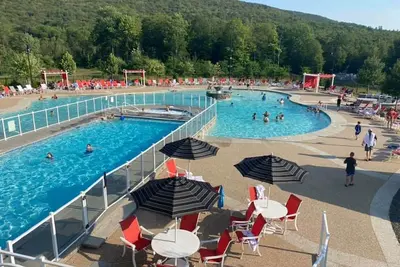 Image de nouveau condo conçu à River Walk Resort, vue sur le mont et la rivière depuis le balcon