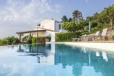 Image de Superbe villa Ă flanc de colline avec piscine surplombant la mer
