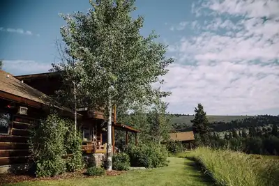 Image de Grande maison avec pavillon d'invités surplombant la vallée de la rivière Madison près d'Ennis, Mt