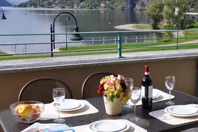Image de Appartement avec vue sur le lac et piscine