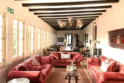Belle maison de maître, à 70 km au sud de Barcelone, à 8 km de la mer