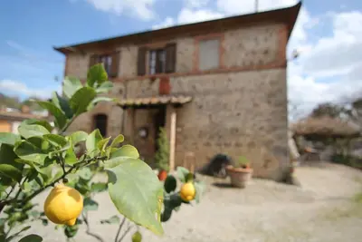 Image de Chambres simples avec salle de bain privée sur les collines autour de Sienne