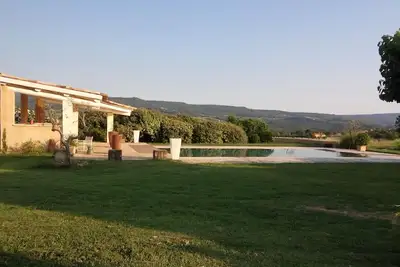 Image de Les Mûriers : Gite de 55m2 pour 2/4 personnes au calme vue sur Luberon et vignes