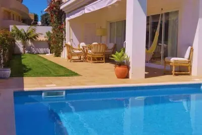 Image de Appartement en bord de mer avec piscine privée, barbecue et vue sur la mer