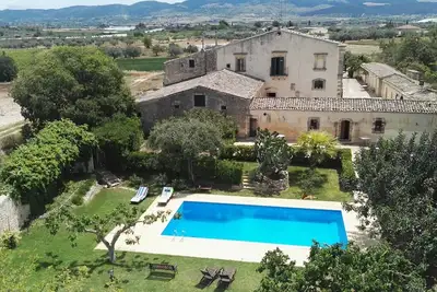 Image de Villa sicilienne ancienne et magnifique avec les maisons des fermiers et du baron