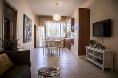Image de appartement spacieux à 100 mètres de la mer avec terrasse