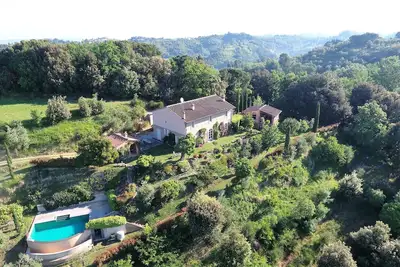 Image de Villa privée en Toscane avec piscine et jardin, vue sur le paysage magique