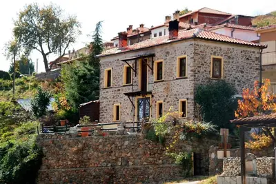 Image de Une maison en pierre centenaire surplombant le lac Kastoria