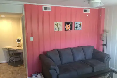 Bienvenue dans le merveilleusement confortable Caboose au CVille Cottage