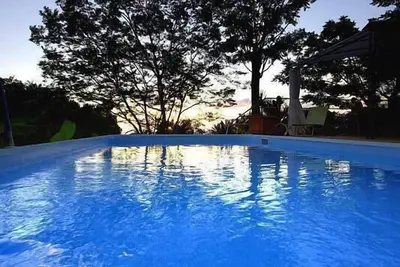 Image de Kaz Kayou  bungalow aux styles et couleurs créoles dans un parc tropical