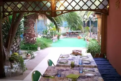 Image de villa à 100 mètres de la mer avec grand jardin et loggias