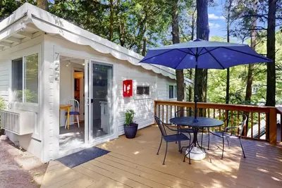 Image de \"Treehouse\" confortable au sommet d'une dune de sable! Très petit studio encore romantique dans les bois.