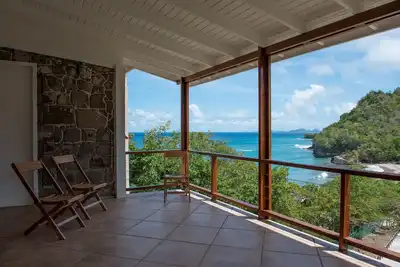 Image de Villa isolée avec vue sur la plage de sable noir