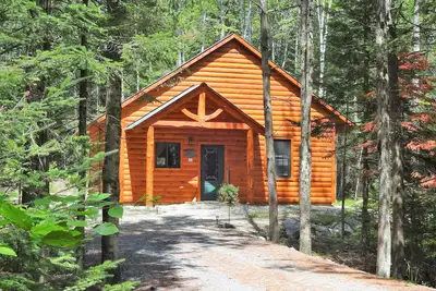 Image de Cabine privée pour animaux de compagnie dans les bois avec fosse de feu de camp