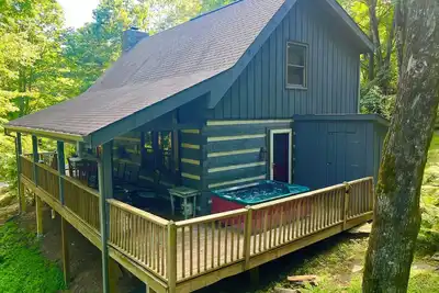 Image de Super cabine avec un emplacement incroyable! Spa, cheminée et cadre magnifique.