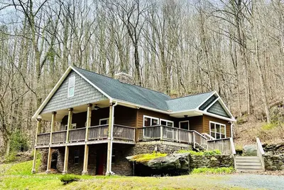 Image de Private 3br / 2ba, Hot Tub, Firepit, Rushing Stream, Wifi, Wrap Around Porch