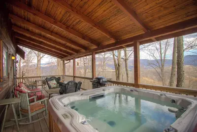 Image de Log Cabin qui vérifie toutes les cases. . . Spa, Vue, Privé, Wifi, Immaculée!