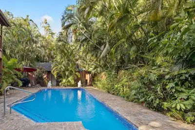 Image de Paradis tropical isolé avec piscine chauffée près du stade Hard Rock et des plages.