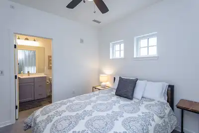 Image de Sans tapis, Entièrement meublé Clinique 2Bd / 2Ba 7 Blocks to Mayo