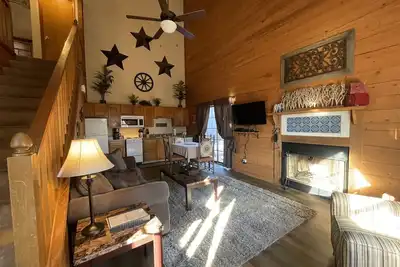 Image de Cabine Woods Edge 4-4 - Aucun Frais De Nettoyage! ! -Super endroit-