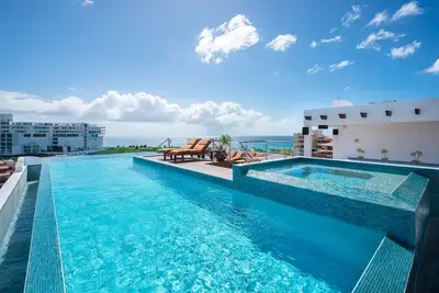 Image de Penthouse de luxe, vue sur le lagon et l'océan