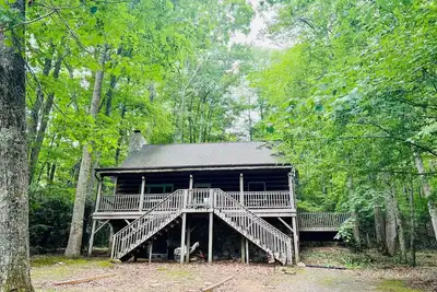 Image de Belle cabane en rondins confortable. 5 minutes du centre-ville de Boone, porche couvert